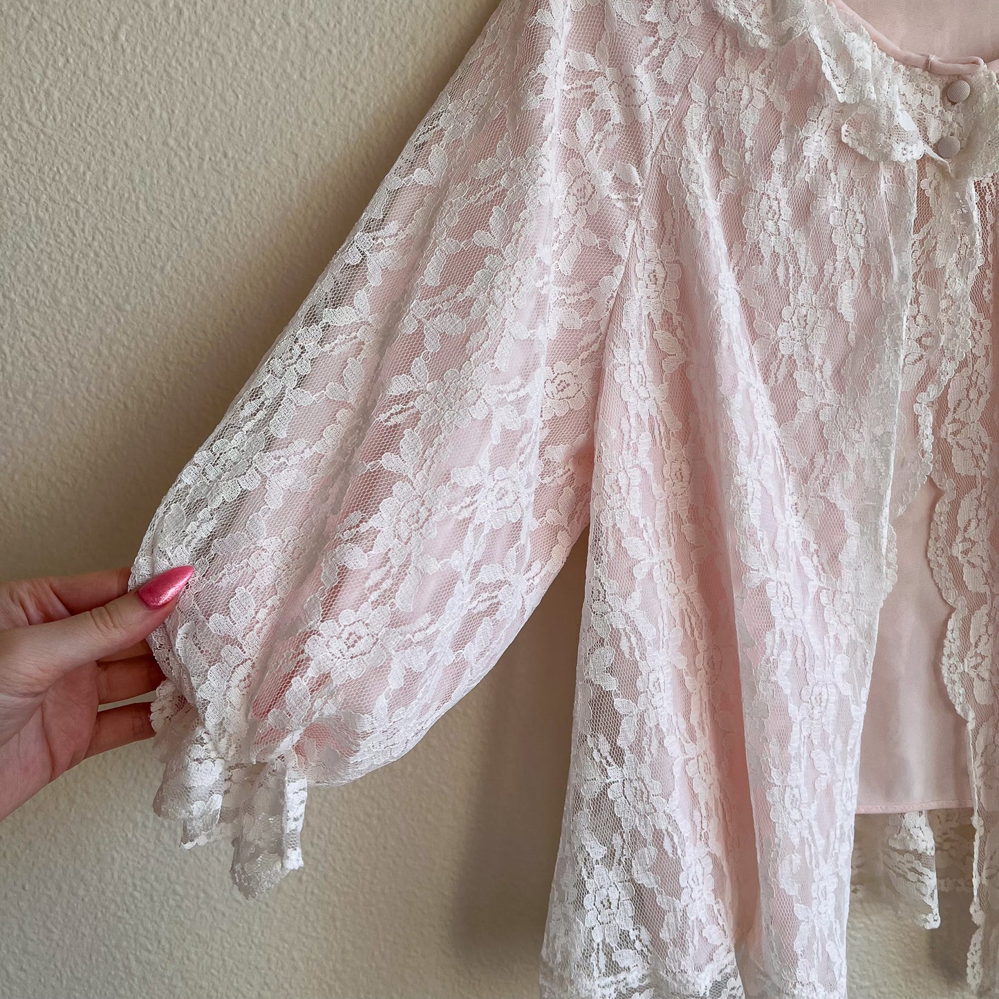 Cute 1960s Pale Pink Bed Jacket With White Lace (M/L)