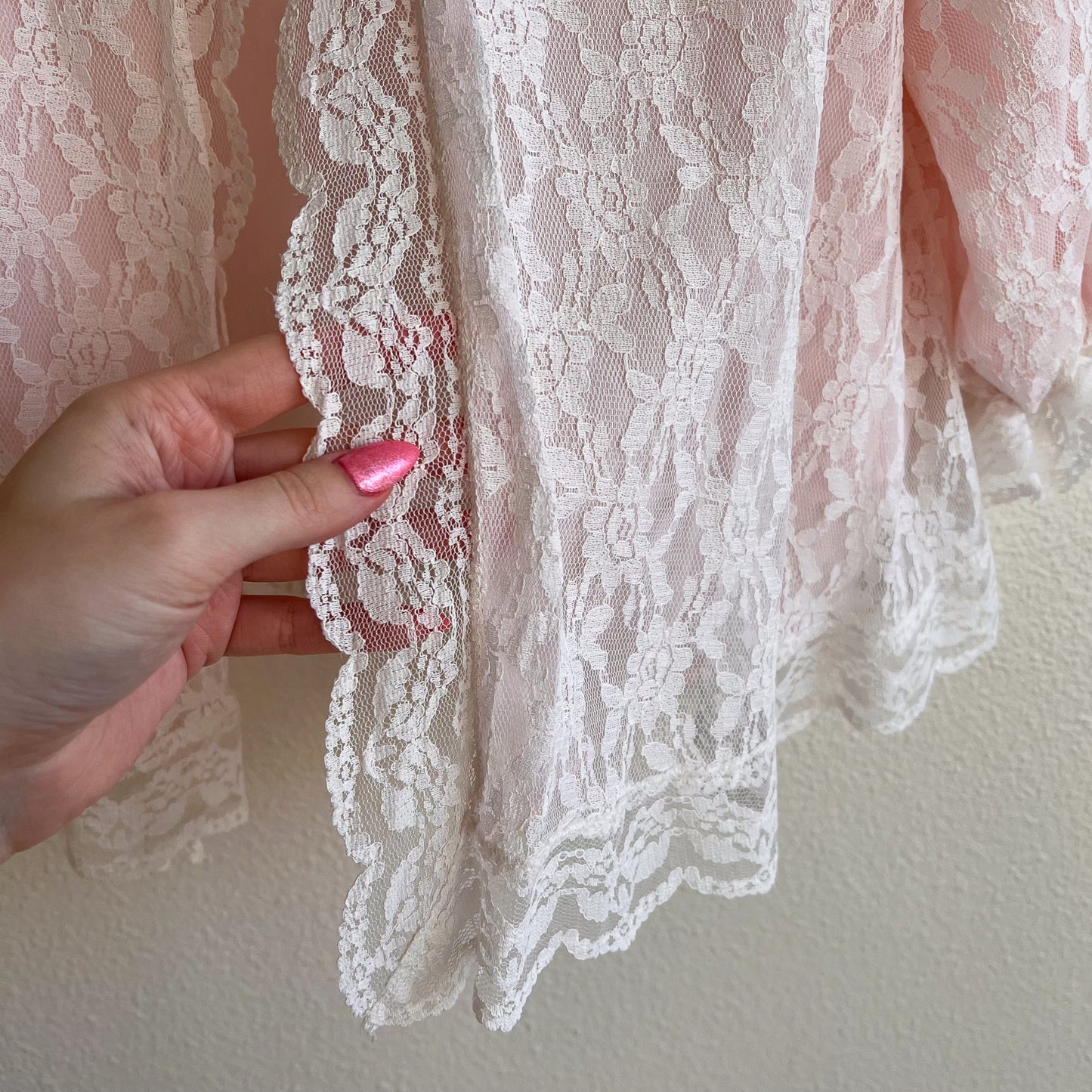 Cute 1960s Pale Pink Bed Jacket With White Lace (M/L)