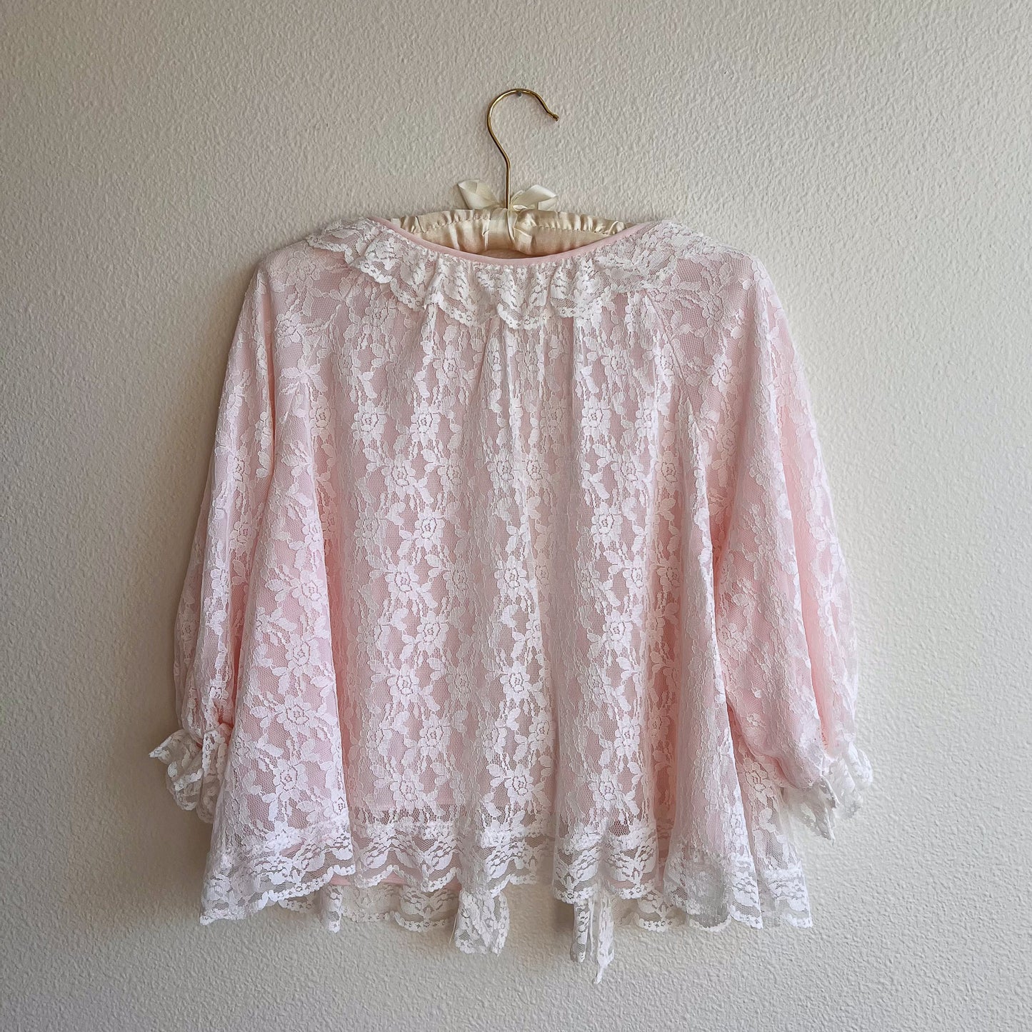 Cute 1960s Pale Pink Bed Jacket With White Lace (M/L)