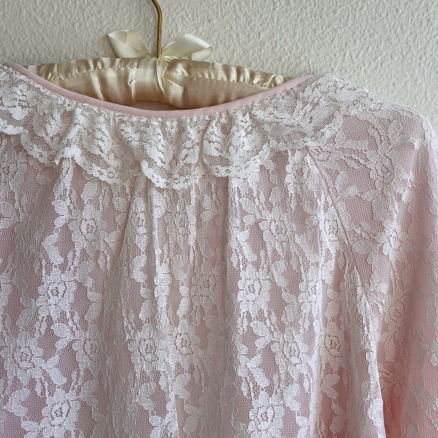 Cute 1960s Pale Pink Bed Jacket With White Lace (M/L)