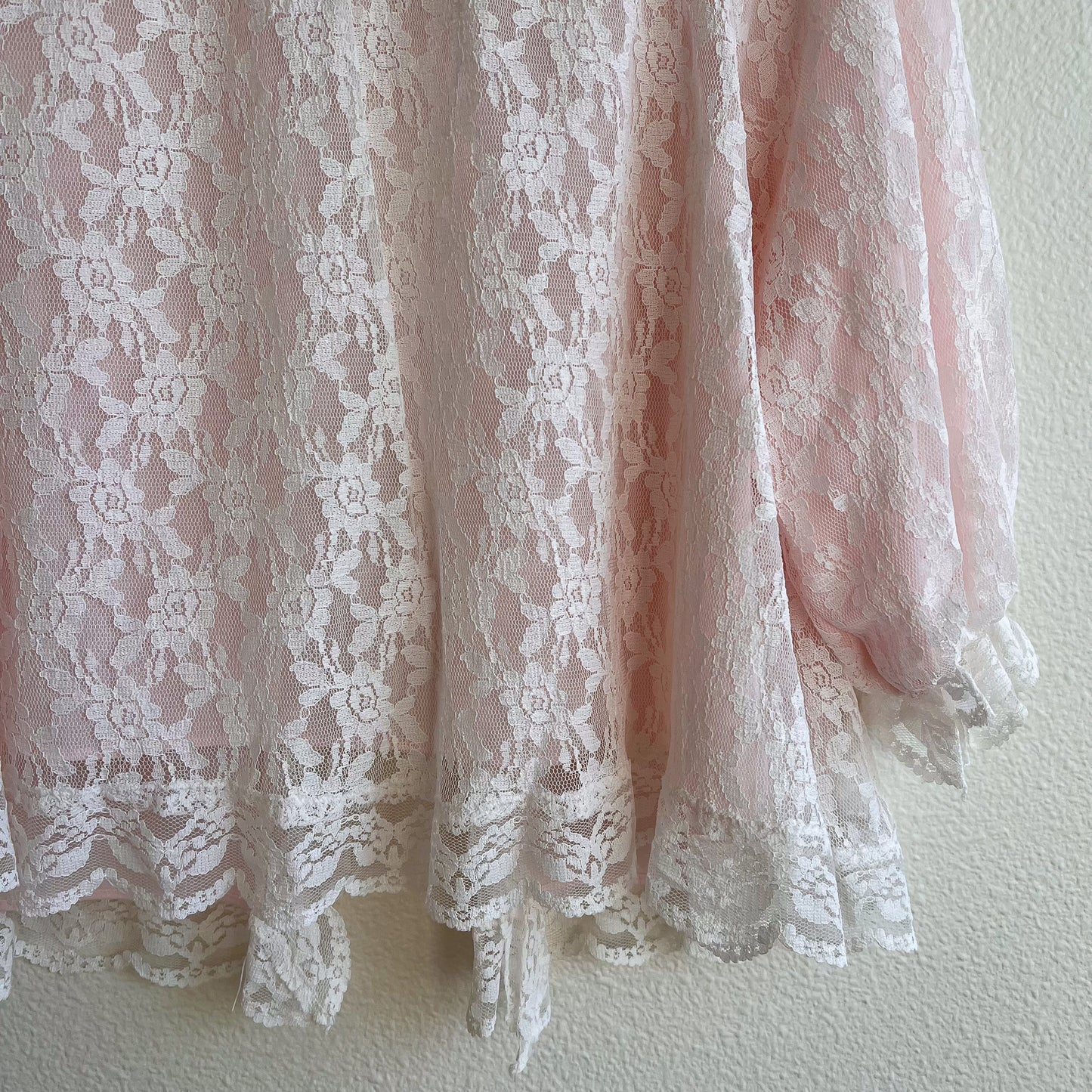 Cute 1960s Pale Pink Bed Jacket With White Lace (M/L)