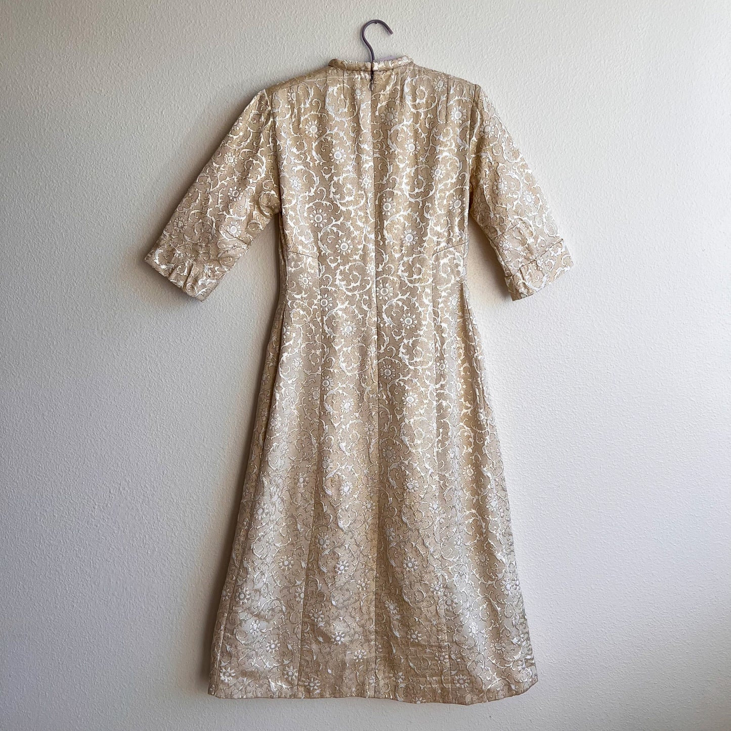 1960s White and Gold Floral Trapeze Dress (M)