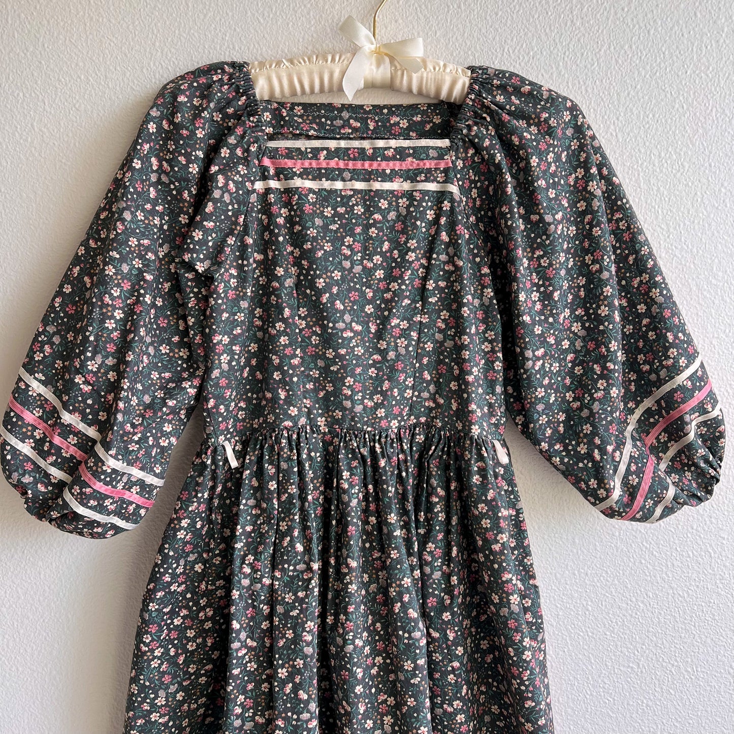 Charming 1970s Grey Floral Cotton Prairie Dress (XS)