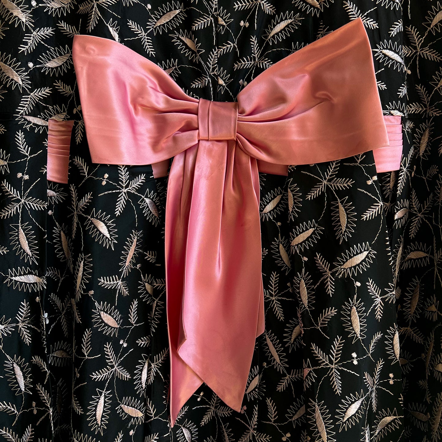 1950s Embroidered Cocktail Dress With Pink Ribbon (M)