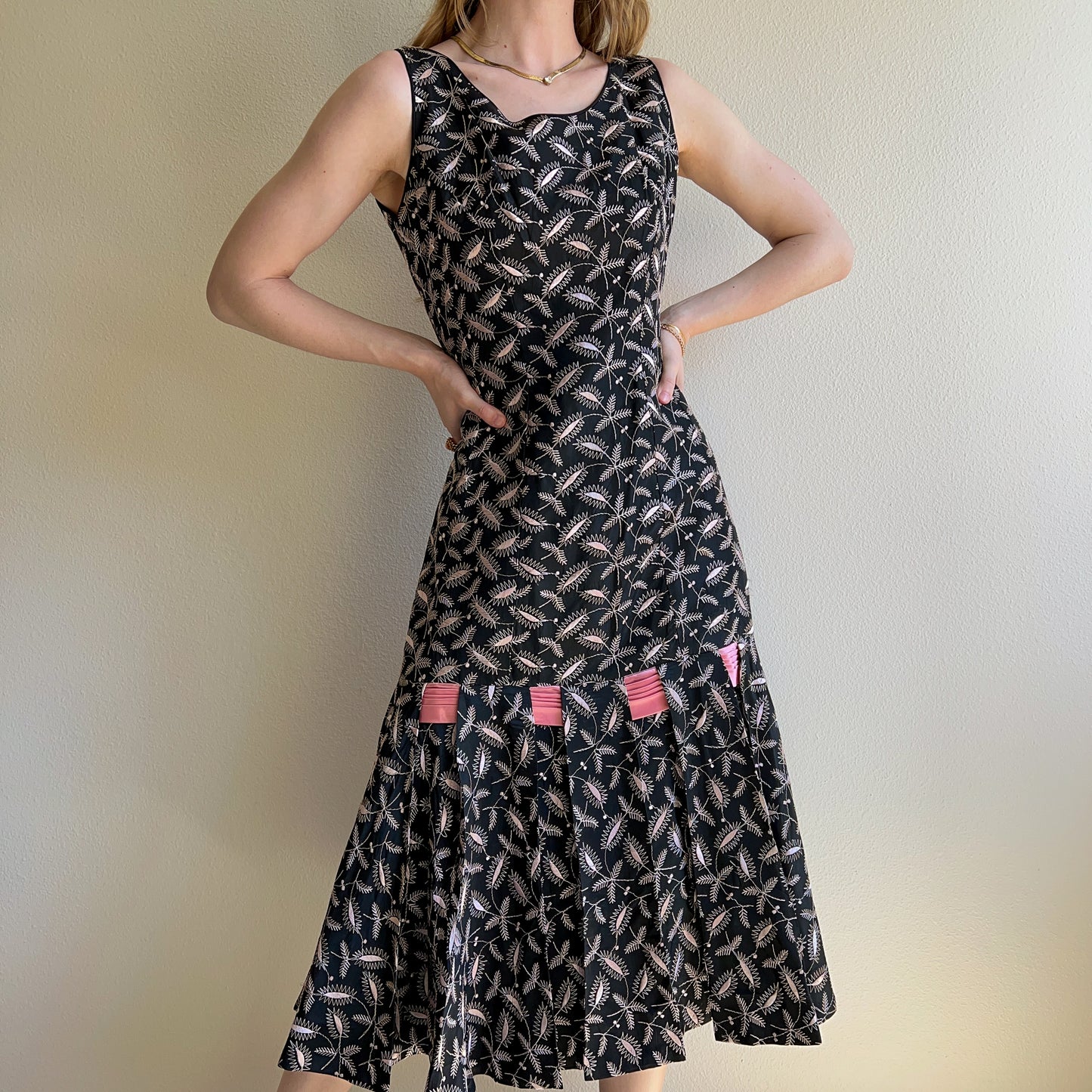 1950s Embroidered Cocktail Dress With Pink Ribbon (M)