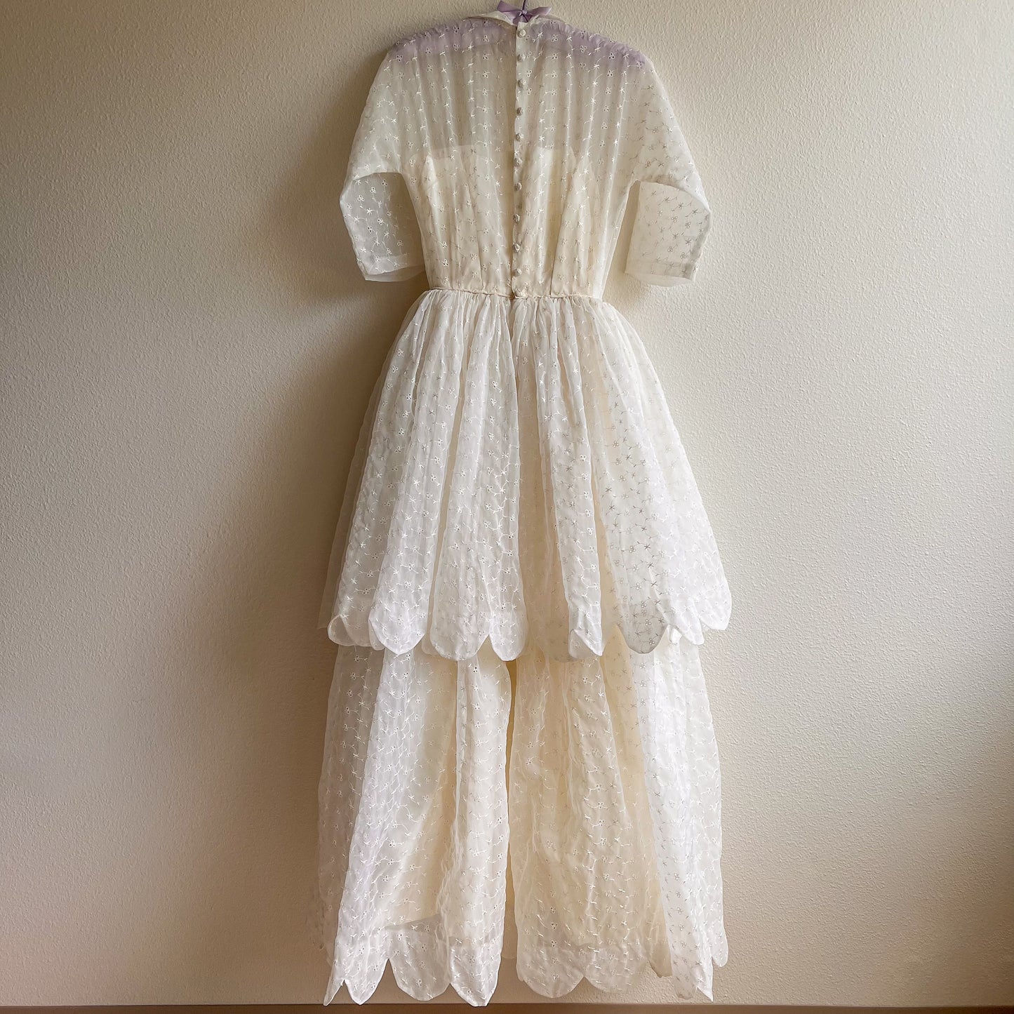 Stunning 1950s Scalloped Hem Wedding Dress With Embroidery (XS)