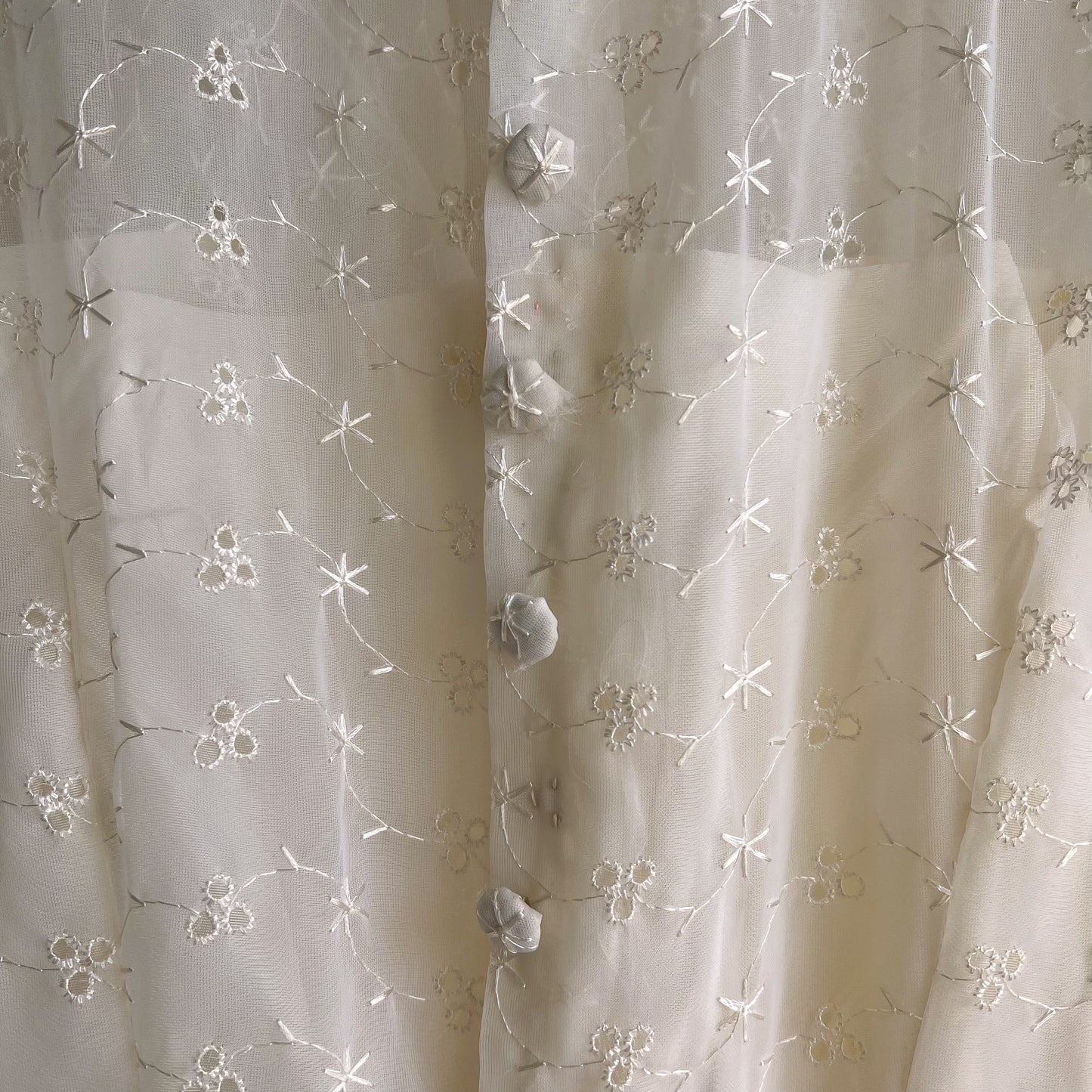 Stunning 1950s Scalloped Hem Wedding Dress With Embroidery (XS)