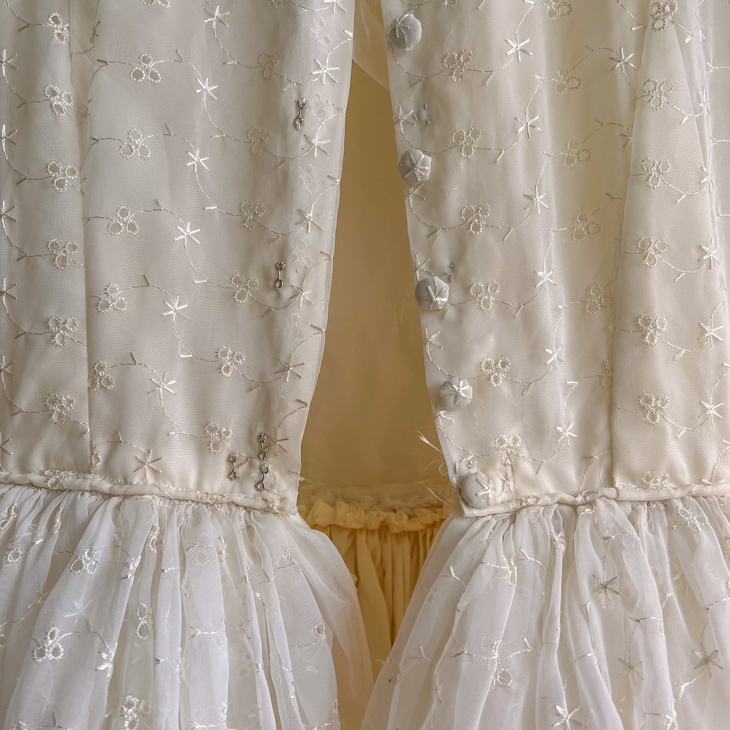 Stunning 1950s Scalloped Hem Wedding Dress With Embroidery (XS)