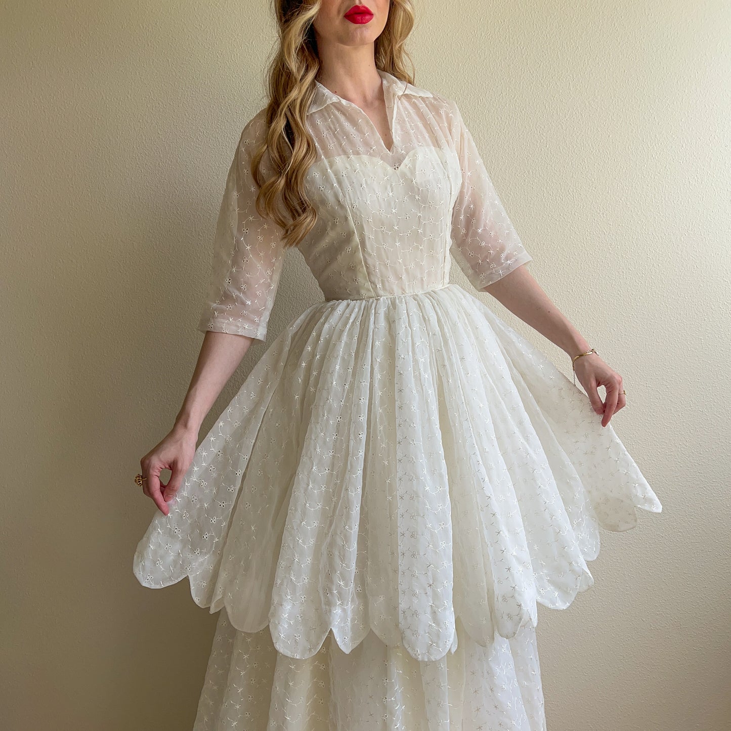 Stunning 1950s Scalloped Hem Wedding Dress With Embroidery (XS)