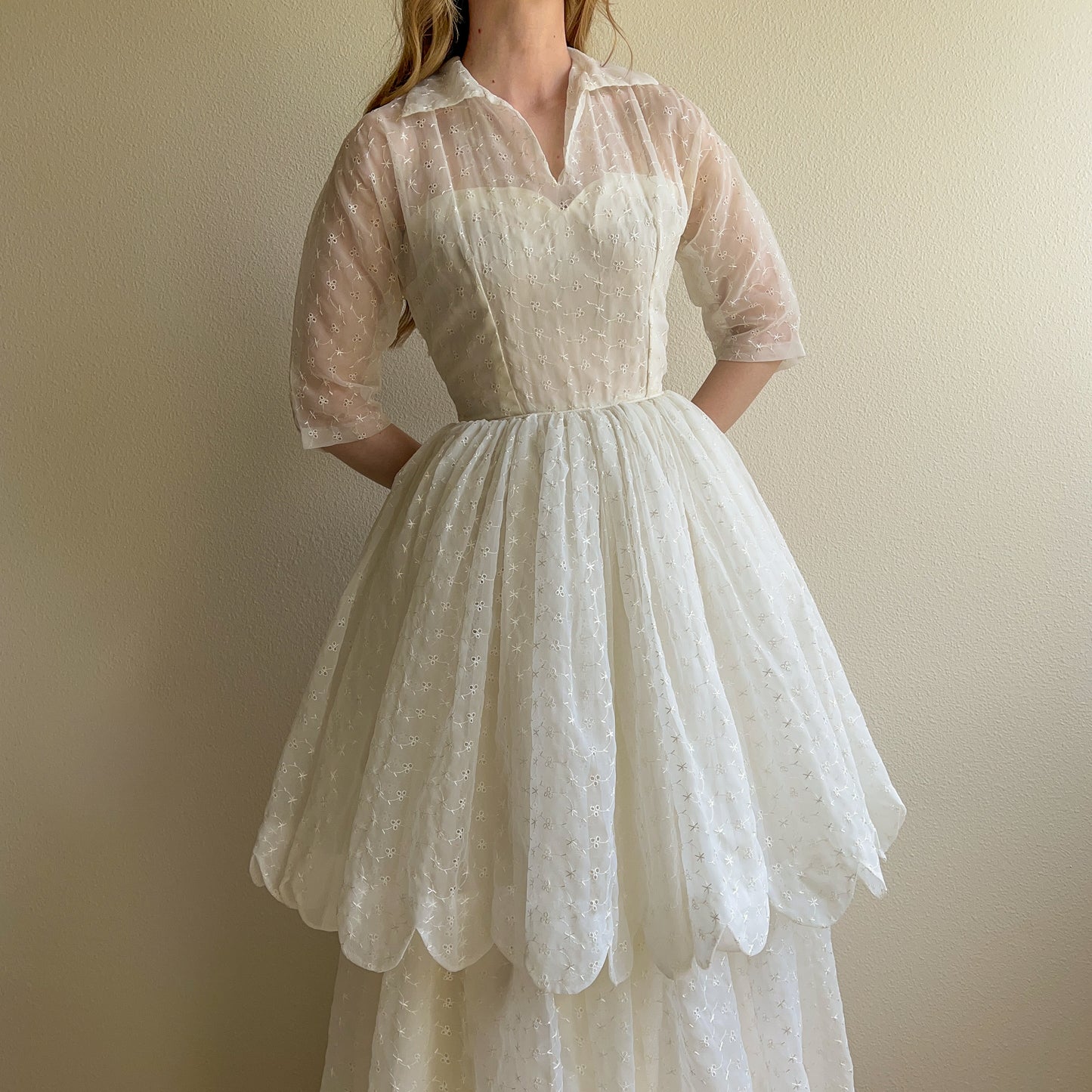 Stunning 1950s Scalloped Hem Wedding Dress With Embroidery (XS)