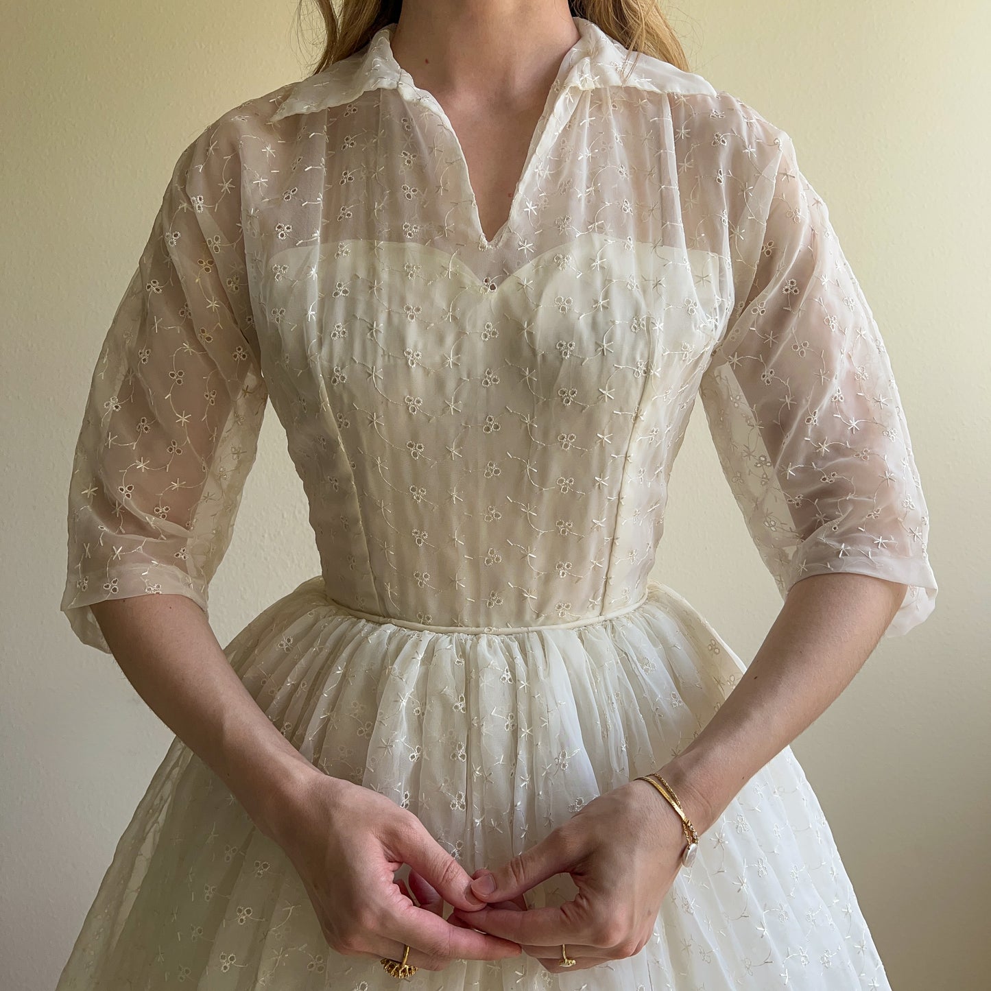 Stunning 1950s Scalloped Hem Wedding Dress With Embroidery (XS)